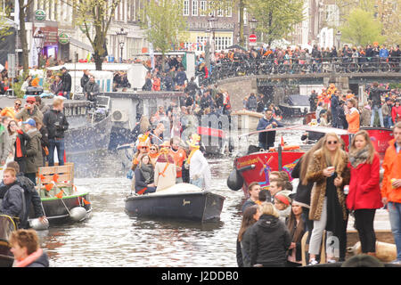 Amsterdam, Niederlande. 27. April 2017. Menschen auf den Booten am Prinsengracht Kanal feiern Königs Tag in Amsterdam, Niederlande, am 27. April 2017. Der Königstag, anlässlich der Geburt von König Willem-Alexander. In den Niederlanden wird der traditionellen Königstag König Willem-Alexander 50. Geburtstag gefeiert. Bildnachweis: VWPics/Alamy Live-Nachrichten Stockfoto