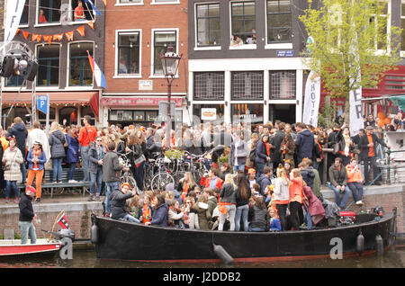 Amsterdam, Niederlande. 27. April 2017. Menschen auf der Straße und Boote am Prinsengracht Kanal feiern Königs Tag in Amsterdam, Niederlande, am 27. April 2017. Der Königstag, anlässlich der Geburt von König Willem-Alexander. In den Niederlanden wird der traditionellen Königstag König Willem-Alexander 50. Geburtstag gefeiert. Bildnachweis: VWPics/Alamy Live-Nachrichten Stockfoto