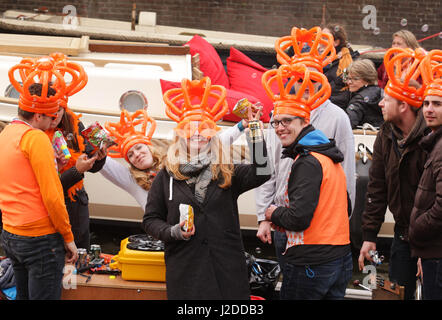 Amsterdam, Niederlande. 27. April 2017. Menschen auf den Booten am Prinsengracht Kanal feiern Königs Tag in Amsterdam, Niederlande, am 27. April 2017. Der Königstag, anlässlich der Geburt von König Willem-Alexander. In den Niederlanden wird der traditionellen Königstag König Willem-Alexander 50. Geburtstag gefeiert. Bildnachweis: VWPics/Alamy Live-Nachrichten Stockfoto