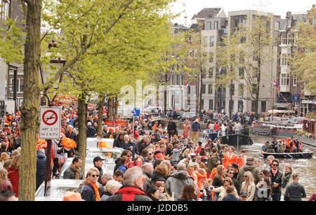 Amsterdam, Niederlande. 27. April 2017. Menschen auf der Straße und Boote am Prinsengracht Kanal feiern Königs Tag in Amsterdam, Niederlande, am 27. April 2017. Der Königstag, anlässlich der Geburt von König Willem-Alexander. In den Niederlanden wird der traditionellen Königstag König Willem-Alexander 50. Geburtstag gefeiert. Bildnachweis: VWPics/Alamy Live-Nachrichten Stockfoto