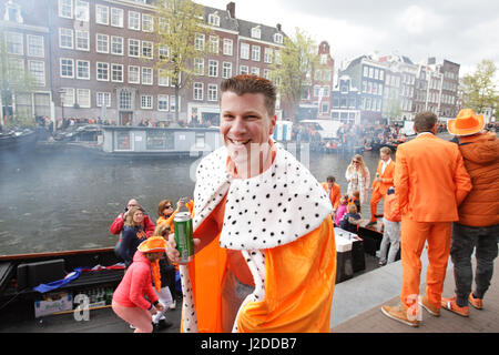 Amsterdam, Niederlande. 27. April 2017. Menschen auf den Booten am Prinsengracht Kanal feiern Königs Tag in Amsterdam, Niederlande, am 27. April 2017. Der Königstag, anlässlich der Geburt von König Willem-Alexander. In den Niederlanden wird der traditionellen Königstag König Willem-Alexander 50. Geburtstag gefeiert. Bildnachweis: VWPics/Alamy Live-Nachrichten Stockfoto