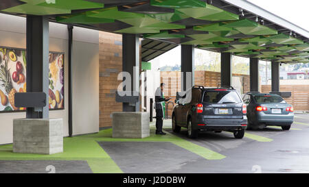 Seattle, Washington, USA. 26. April 2017. AmazonFresh Pickup Ballard. Ein Mitarbeiter checkt ein Kunde bei der Abholung des AmazonFresh im Stadtteil Ballard. Jetzt im zweiten Monat von einem Beta-Test-Programm ist AmazonFresh Pickup Amazon-Mitarbeitern zur Verfügung. Amazon.com hat derzeit zwei Lebensmittelgeschäfte pickup Standorte in Seattles SoDo und Ballard Nachbarschaften, in denen Käufer erhalten ihre Online-Einkäufe in weniger als fünfzehn Minuten, nachdem sie platziert werden. Bildnachweis: Paul Gordon/Alamy Live-Nachrichten Stockfoto
