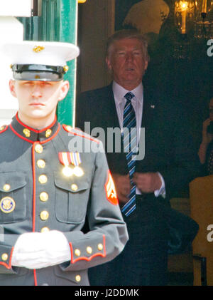 Washington, USA. 27. April 2017. US-Präsident Donald J. Trump erwartet die Ankunft von Präsident Mauricio Macri von Argentinien und seine Frau Juliana Awada im Weißen Haus in Washington, DC auf Donnerstag, 27. April 2017. Bildnachweis: MediaPunch Inc/Alamy Live-Nachrichten Stockfoto