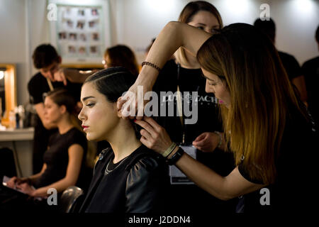 Barcelona, Spanien. 27. April 2017. 27. April 2017 - Barcelona, Katalonien, Spanien - A-Modell ist auf die backstage bereit, während die Barcelona Bridal Fashion Woche 2017. Bildnachweis: Jordi Boixareu/Alamy Live-Nachrichten Stockfoto