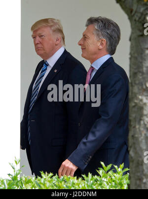 Washington, USA. 27. April 2017. US-Präsident Donald J. Trump teilt ein Gespräch mit Präsident Mauricio Macri Argentinien zu Fuß auf der Kolonnade des weißen Hauses in Washington, DC auf Donnerstag, 27. April 2017. Bildnachweis: MediaPunch Inc/Alamy Live-Nachrichten Stockfoto