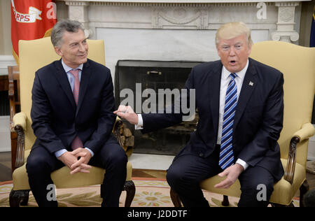 Washington, USA. 27. April 2017. US-Präsident Donald Trump trifft sich mit Präsident Mauricio Macri von Argentinien im Oval Office des weißen Hauses in Washington, DC, am 27. April 2017. Bildnachweis: MediaPunch Inc/Alamy Live-Nachrichten Stockfoto