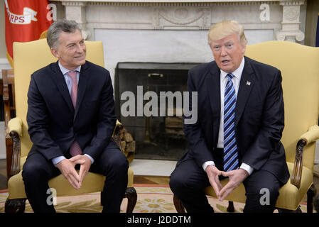 Washington, USA. 27. April 2017. US-Präsident Donald Trump trifft sich mit Präsident Mauricio Macri von Argentinien im Oval Office des weißen Hauses in Washington, DC, am 27. April 2017. Bildnachweis: MediaPunch Inc/Alamy Live-Nachrichten Stockfoto