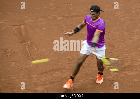 Barcelona, Katalonien, Spanien. 27. April 2017. RAFAEL NADAL (ESP) gibt den Ball zurück zu Kevin Anderson (RSA) während ihres Spiels an Tag 4 der "Barcelona Open Banc Sabadell" 2017. Nadal gewann 6:3, 6:4 Credit: Matthias Oesterle/ZUMA Draht/Alamy Live News Stockfoto