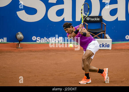 Barcelona, Katalonien, Spanien. 27. April 2017. RAFAEL NADAL (ESP) gibt den Ball zurück zu Kevin Anderson (RSA) während ihres Spiels an Tag 4 der "Barcelona Open Banc Sabadell" 2017. Nadal gewann 6:3, 6:4 Credit: Matthias Oesterle/ZUMA Draht/Alamy Live News Stockfoto