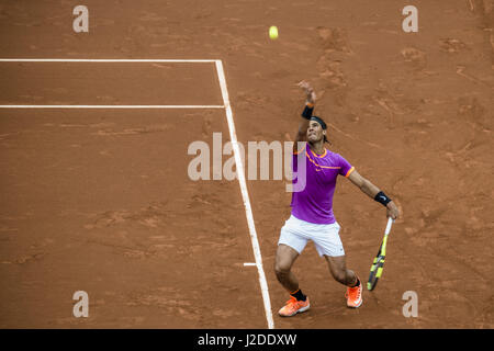 Barcelona, Katalonien, Spanien. 27. April 2017. RAFAEL NADAL (ESP) dient gegen Kevin Anderson (RSA) während ihres Spiels an Tag 4 der "Barcelona Open Banc Sabadell" 2017. Nadal gewann 6:3, 6:4 Credit: Matthias Oesterle/ZUMA Draht/Alamy Live News Stockfoto