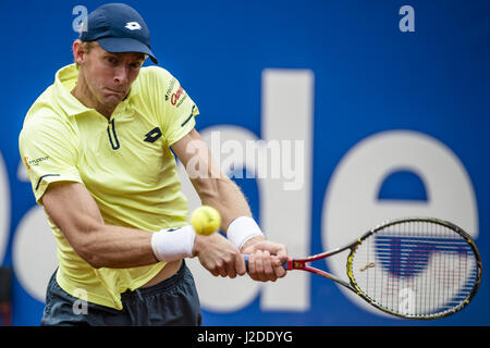 Barcelona, Katalonien, Spanien. 27. April 2017. KEVIN ANDERSON (RSA) gibt den Ball zu Rafael Nadal (ESP) im Laufe von Tag 4 des "Barcelona Open Banc Sabadell" 2017 Kredits: Matthias Oesterle/ZUMA Draht/Alamy Live News Stockfoto