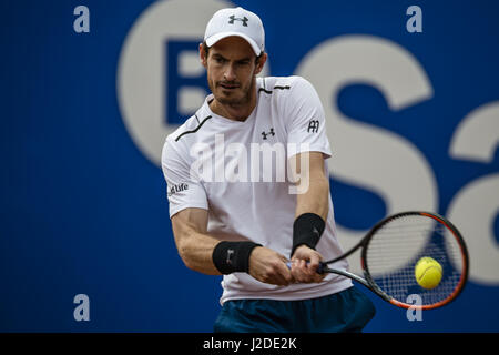 Barcelona, Katalonien, Spanien. 27. April 2017. ANDY MURRAY (GBR) gibt den Ball während Tag 4 des "Barcelona Open Banc Sabadell" 2017, Feliciano Lopez (ESP) zurück. Murray gewann 6:4, 6:4 Credit: Matthias Oesterle/ZUMA Draht/Alamy Live News Stockfoto