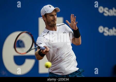 Barcelona, Katalonien, Spanien. 27. April 2017. ANDY MURRAY (GBR) gibt den Ball während Tag 4 des "Barcelona Open Banc Sabadell" 2017, Feliciano Lopez (ESP) zurück. Murray gewann 6:4, 6:4 Credit: Matthias Oesterle/ZUMA Draht/Alamy Live News Stockfoto