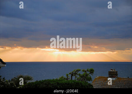 Lyme Bay, Dorset, UK. 27. April 2017. Großbritannien Wetter. Sonnenstrahlen durchdringen die dicken Wolken, wie die Sonne über Lyme Bay Credit: Stuart Fretwell/Alamy Live-Nachrichten Stockfoto