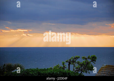 Lyme Bay, Dorset, UK. 27. April 2017. Großbritannien Wetter. Sonnenstrahlen durchdringen die dicken Wolken, wie die Sonne über Lyme Bay Credit: Stuart Fretwell/Alamy Live-Nachrichten Stockfoto