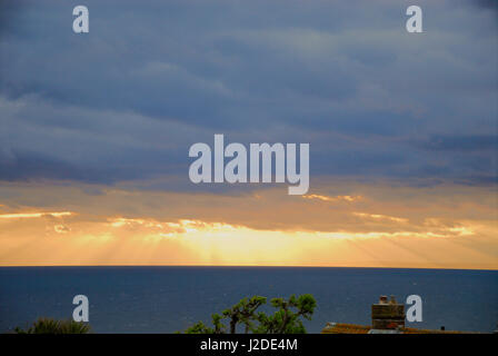 Lyme Bay, Dorset, UK. 27. April 2017. Großbritannien Wetter. Sonnenstrahlen durchdringen die dicken Wolken, wie die Sonne über Lyme Bay Credit: Stuart Fretwell/Alamy Live-Nachrichten Stockfoto