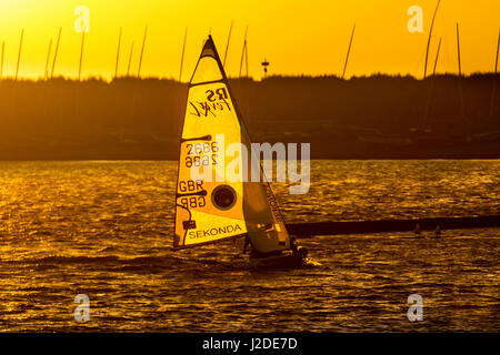 Southport, Lancashire, UK. 27. April 2017.  Großbritannien Wetter.  Farbenfrohen Sonnenuntergang über irische See als Segler nutzen die Westwinde, auf Marine Lake Resort fahren. West Lancashire Yacht Club (WLYC) ist eine Yacht Club in Merseyside, England, und ist berühmt für seine 24 h-Rennen noch in diesem Jahr inszeniert.  Bildnachweis: MediaWorldImages/Alamy Live-Nachrichten Stockfoto