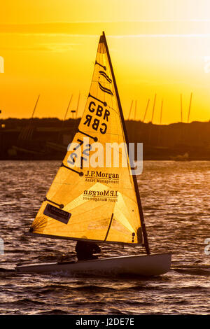 Southport, Lancashire, UK. 27. April 2017.  Großbritannien Wetter.  Farbenfrohen Sonnenuntergang über irische See als Segler nutzen die Westwinde, auf Marine Lake Resort fahren. West Lancashire Yacht Club (WLYC) ist eine Yacht Club in Merseyside, England, und ist berühmt für seine 24 h-Rennen noch in diesem Jahr inszeniert.  Bildnachweis: MediaWorldImages/Alamy Live-Nachrichten Stockfoto