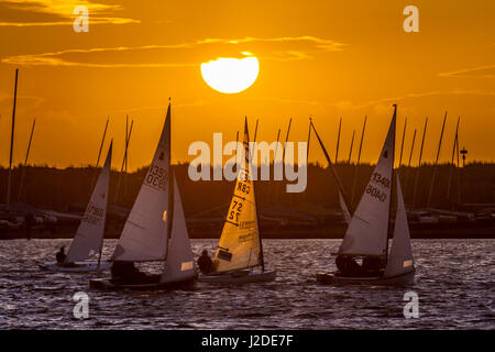 Southport, Lancashire, UK. 27 Apr, 2017. UK Wetter. Farbenfroher Sonnenuntergang über der Irischen See als Segler Vorteil der Westwinde zu Rennen auf Marine Lake Resort. Die West Lancashire Yacht Club (WLYC) ist eine Yacht Club in Merseyside, England, und ist berühmt für seine 24 Stunden Rennen später im Jahr inszeniert. Die West Lancashire Yacht Club 24 Stunden Rennen, wurde immer häufiger als die Southport 24 Stunden Rennen bekannt. Das Rennen ist eine nationale Rennen für klassische Jollen (Enterprise, GP 14, Lerche und Firefly) in Southport, Merseyside, England statt. Stockfoto