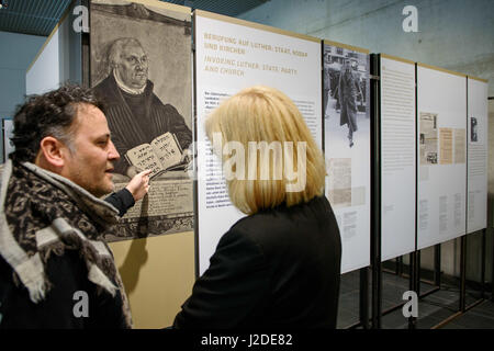 Berlin, Deutschland. 27. April 2017. Journalisten diskutieren über die Bedeutung einer Ausstellung der Reformator Martin Luther mit einem Text in Hebräisch im Rahmen der Sonderausstellung "Luthers Worte überall." im Museum Topographie des Terrors in Berlin, Deutschland, 27. April 2017 zeigt. Die Ausstellung befasst sich mit der Rolle des Martin Luther im National-Sozialismus und sind offen für Besucher in Berlin zwischen 28. April bis 5. November 2017. Foto: Gregor Fischer/Dpa/Alamy Live News Stockfoto