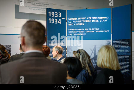 Berlin, Deutschland. 27. April 2017. Vertreter der Medien nehmen Teil in einem Presserundgang durch die Sonderausstellung "Luthers Worte überall." im Museum Topographie des Terrors in Berlin, Deutschland, 27. April 2017. Die Ausstellung befasst sich mit der Rolle des Martin Luther im National-Sozialismus und sind offen für Besucher in Berlin zwischen 28. April bis 5. November 2017. Foto: Gregor Fischer/Dpa/Alamy Live News Stockfoto