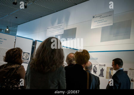 Berlin, Deutschland. 27. April 2017. Vertreter der Medien nehmen Teil in einem Presserundgang durch die Sonderausstellung "Luthers Worte überall." im Museum Topographie des Terrors in Berlin, Deutschland, 27. April 2017. Die Ausstellung befasst sich mit der Rolle des Martin Luther im National-Sozialismus und sind offen für Besucher in Berlin zwischen 28. April bis 5. November 2017. Foto: Gregor Fischer/Dpa/Alamy Live News Stockfoto