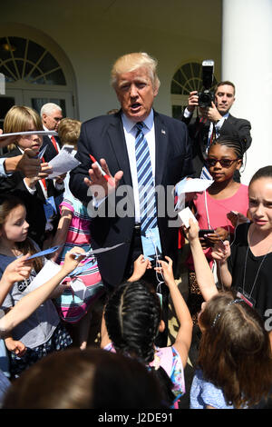 Washington, USA. 27. April 2017. U.S. President Donald Trump (C) Zeichen Autogramme für Kinder von Mitarbeitern des weißen Hauses und Reportern während "Nehmen unsere Töchter und Söhne to Work Day" im Weißen Haus in Washington, DC, USA, 27. April 2017. Bildnachweis: Yin Bogu/Xinhua/Alamy Live-Nachrichten Stockfoto