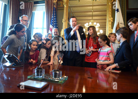 Washington, USA. 27. April 2017. Kinder von Mitarbeitern des weißen Hauses und Reporter besuchen Sie das Amt des Vizepräsidenten während "Nehmen unsere Töchter und Söhne to Work Day" im Weißen Haus in Washington, DC, USA, 27. April 2017. Bildnachweis: Yin Bogu/Xinhua/Alamy Live-Nachrichten Stockfoto