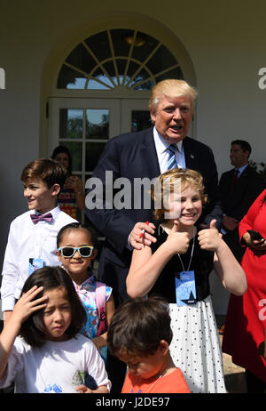 Washington, USA. 27. April 2017. US-Präsident Donald Trump posiert für ein Foto mit Kindern von Mitarbeitern des weißen Hauses und Reportern während "Nehmen unsere Töchter und Söhne to Work Day" im Weißen Haus in Washington, DC, den Vereinigten Staaten, 27. April 2017. Bildnachweis: Yin Bogu/Xinhua/Alamy Live-Nachrichten Stockfoto