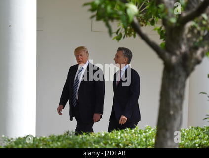 Washington, USA. 27. April 2017. US-Präsident Donald Trump (L) und Präsident von Argentinien Mauricio Macri durchgehen der Kolonnade des weißen Hauses in Washington, DC, USA, 27. April 2017. Bildnachweis: Yin Bogu/Xinhua/Alamy Live-Nachrichten Stockfoto