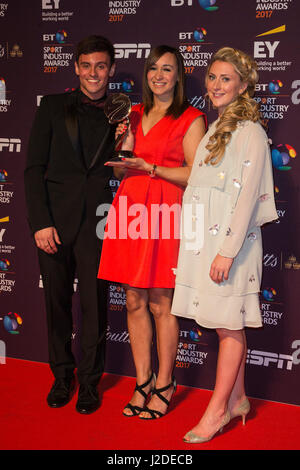 London, UK. 27. April 2017. Dame Jessica Ennis-Hill posiert mit den herausragenden Beitrag zum Sport Award mit Tom Daley und Laura Kenny an den 16. BT Sport Industry Awards am Battersea Evolution, Battersea Park. Bildnachweis: Bettina Strenske/Alamy Live-Nachrichten Stockfoto