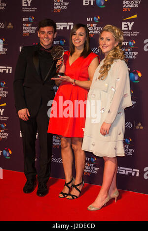 London, UK. 27. April 2017. Dame Jessica Ennis-Hill posiert mit den herausragenden Beitrag zum Sport Award mit Tom Daley und Laura Kenny an den 16. BT Sport Industry Awards am Battersea Evolution, Battersea Park. Bildnachweis: Bettina Strenske/Alamy Live-Nachrichten Stockfoto