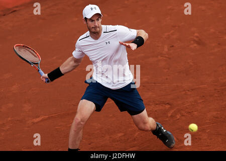 Barcelona, Spanien. 27. April 2017. Großbritanniens Andy Murray gibt den Ball während der ATP 2017 Barcelona Open Runde von 16-Partie gegen Spaniens Feliciano Lopez in Barcelona, Spanien, 27. April 2017 zurück. Murray gewann 2: 0. Bildnachweis: Pau Barrena/Xinhua/Alamy Live-Nachrichten Stockfoto