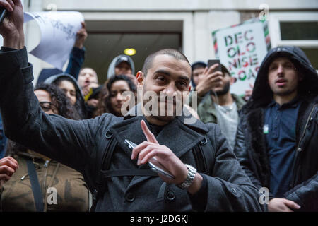 London, UK. 27. April 2017. Rapper Lowkey richtet sich an Studierende, Mitarbeiter und Unterstützer bei einem "Apartheid Off Campus" protest außerhalb der School of Oriental and African Studies (SOAS) von der University of London am Tag auf die israelischen, den Botschafter Mark Regev geplant ist, bei einer Veranstaltung zu sprechen von der SOAS jüdische und die Vereinten Nationen Gesellschaften organisiert. Bildnachweis: Mark Kerrison/Alamy Live-Nachrichten Stockfoto