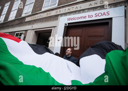 London, UK. 27. April 2017. Studierende, Mitarbeiter und Unterstützer zu halten, dass ein "Apartheid Off Campus" Protest außerhalb der School of Oriental and African Studies (SOAS) von der University of London am Tag auf die israelischen, den Botschafter Mark Regev geplant ist, bei einer Veranstaltung zu sprechen von der SOAS jüdischen und UN-Gesellschaften organisiert. Mehr als 150 hatte Akademiker und 40 studentischen Fachvereine SOAS Direktor Valerie Amos, die Besprechung zu stoppen aufgefordert. SOAS hat bisher überwiegend für Boykott, Desinvestition und Sanktionen gegen Israel gestimmt. Bildnachweis: Mark Kerrison/Alamy Live-Nachrichten Stockfoto