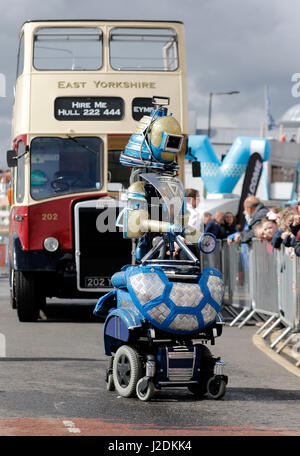 Yorkshire, Vereinigtes Königreich. 28. April 2017.  Vor dem Rennen Entertainment Robot Tour De Yorkshire Stufe 1 Stufe 1 Tour De Yorkshire, Bridlington, Bridlington Scarborough, North Yorkshire, England 28. April 2017 Dig24418 Bridlington, Scarborough 173 Km Credit: Allstar Bild Bibliothek/Alamy Live-Nachrichten Stockfoto