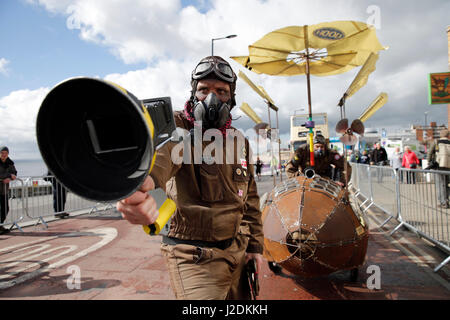 Yorkshire, Vereinigtes Königreich. 28. April 2017.  Vor dem Rennen Unterhaltung Flugmaschine Tour De Yorkshire Stufe 1 Stufe 1 Tour De Yorkshire, Bridlington, Bridlington Scarborough, North Yorkshire, England 28. April 2017 Dig24429 Bridlington, Scarborough 173 Km Credit: Allstar Bild Bibliothek/Alamy Live-Nachrichten Stockfoto