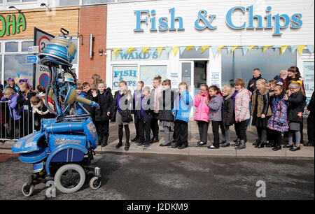 Yorkshire, Vereinigtes Königreich. 28. April 2017.  Vor dem Rennen Spielroboter und Schulkinder Tour De Yorkshire Stufe 1 Stufe 1 Tour De Yorkshire, Bridlington, Bridlington Scarborough, North Yorkshire Bridlington, Scarborough 173 Km Credit: Allstar Bild Bibliothek/Alamy Live-Nachrichten Stockfoto