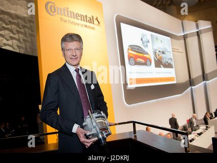 Hannover, Deutschland. 28. April 2017. Elmar Degenhart, Vorstandsvorsitzender der Continental AG, bei der Hauptversammlung der Gesellschaft im Kongress Zentrum Hannover in Hannover, 28. April 2017. Foto: Silas Stein/Dpa/Alamy Live News Stockfoto