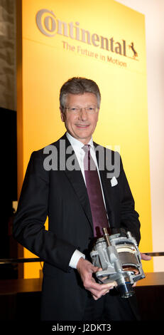 Hannover, Deutschland. 28. April 2017. Elmar Degenhart, Vorstandsvorsitzender der Continental AG, bei der Hauptversammlung der Gesellschaft im Kongress Zentrum Hannover in Hannover, 28. April 2017. Foto: Silas Stein/Dpa/Alamy Live News Stockfoto