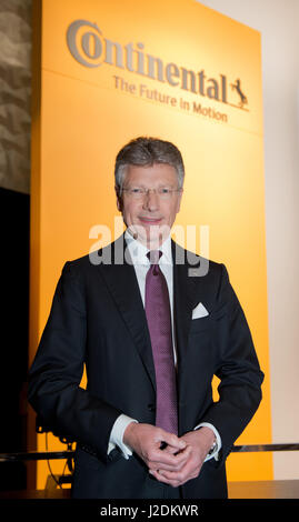 Hannover, Deutschland. 28. April 2017. Elmar Degenhart, Vorstandsvorsitzender der Continental AG, bei der Hauptversammlung der Gesellschaft im Kongress Zentrum Hannover in Hannover, 28. April 2017. Foto: Silas Stein/Dpa/Alamy Live News Stockfoto