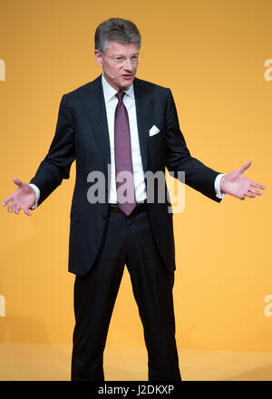 Hannover, Deutschland. 28. April 2017. Elmar Degenhart, Vorstandsvorsitzender der Continental AG, bei der Hauptversammlung der Gesellschaft im Kongress Zentrum Hannover in Hannover, 28. April 2017. Foto: Julian Stratenschulte/Dpa/Alamy Live News Stockfoto