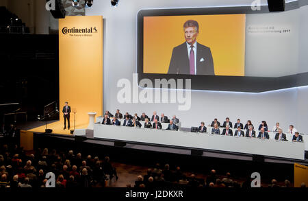 Hannover, Deutschland. 28. April 2017. Elmar Degenhart, Vorstandsvorsitzender der Continental AG, bei der Hauptversammlung der Gesellschaft im Kongress Zentrum Hannover in Hannover, 28. April 2017. Foto: Julian Stratenschulte/Dpa/Alamy Live News Stockfoto