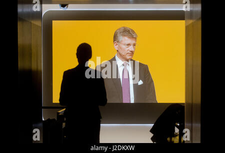 Hannover, Deutschland. 28. April 2017. Elmar Degenhart, Vorstandsvorsitzender der Continental AG, bei der Hauptversammlung der Gesellschaft im Kongress Zentrum Hannover in Hannover, 28. April 2017. Foto: Julian Stratenschulte/Dpa/Alamy Live News Stockfoto