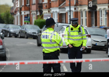 Willesden, London, UK. 28. April 2017. Polizeibeamten am Tatort die Terror-Razzia in Willesden. Bildnachweis: Matthew Chattle/Alamy Live-Nachrichten Stockfoto