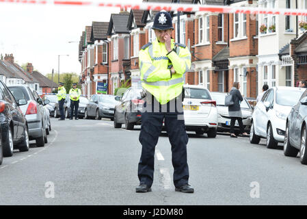 Willesden, London, UK. 28. April 2017. Polizeibeamten am Tatort die Terror-Razzia in Willesden. Bildnachweis: Matthew Chattle/Alamy Live-Nachrichten Stockfoto