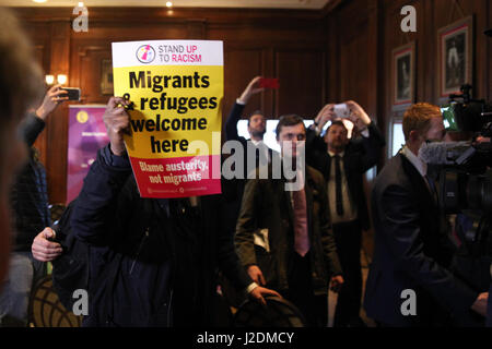 London, UK. 28. April 2017. Demonstranten auf der UKIP-Pressekonferenz. Bildnachweis: Dinendra Haria/Alamy Live-Nachrichten Stockfoto