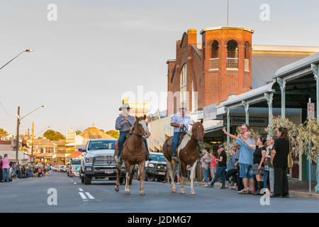 Charters Towers, Australien. 28. April 2017. Robbie Gough und Bob Katter führen die 40. Country-Musik-Parade in Charters Towers, Queensland, Australien Credit: Sheralee Stoll/Alamy Live News Stockfoto