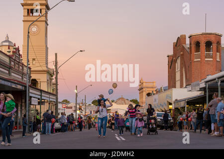 Charters Towers, Australien. 28. April 2017. Charters Towers 40. Country Music Festival Parade mit Familien, Spaß und viele Zuschauer, Charters Towers, Australien Credit: Sheralee Stoll/Alamy Live News Stockfoto