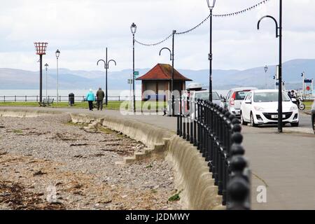 Largs, UK. 28. April 2017. Hellen stürmischen Tag an Largs Strandpromenade. Bildnachweis: ALAN OLIVER/Alamy Live-Nachrichten Stockfoto